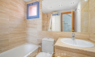 Amplia casa adosada con jardín privado en venta, rodeada de campos de golf en Nueva Andalucía, Marbella 775075 