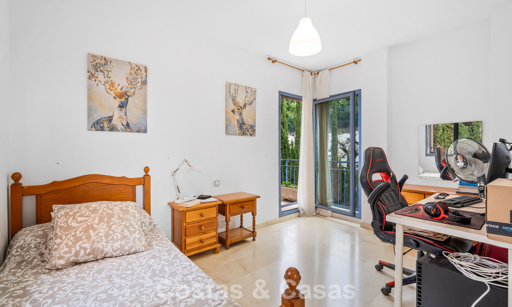Amplia casa adosada con jardín privado en venta, rodeada de campos de golf en Nueva Andalucía, Marbella 775076