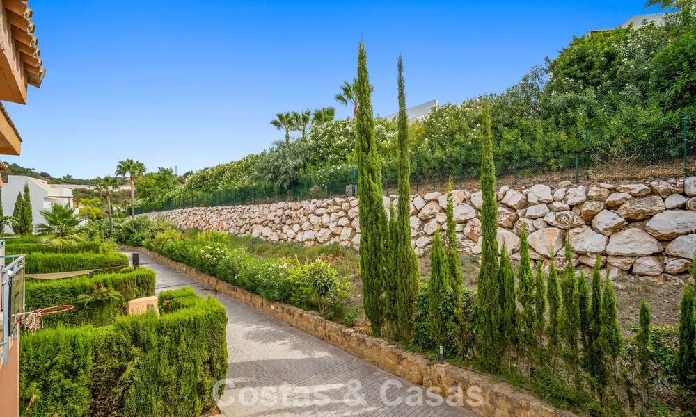 Amplia casa adosada con jardín privado en venta, rodeada de campos de golf en Nueva Andalucía, Marbella 775077