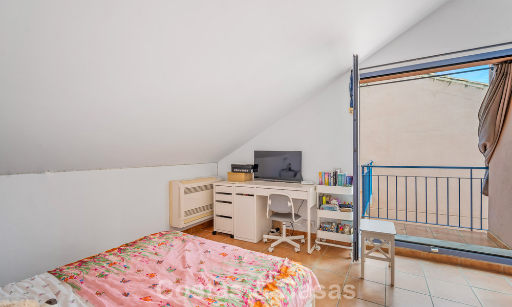 Amplia casa adosada con jardín privado en venta, rodeada de campos de golf en Nueva Andalucía, Marbella 775080