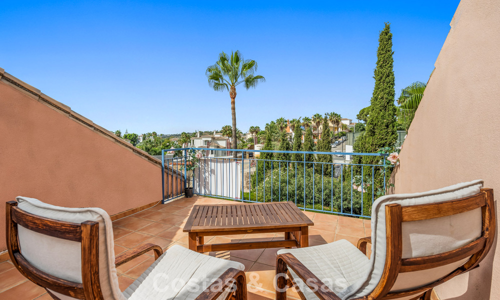Amplia casa adosada con jardín privado en venta, rodeada de campos de golf en Nueva Andalucía, Marbella 775081