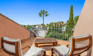 Amplia casa adosada con jardín privado en venta, rodeada de campos de golf en Nueva Andalucía, Marbella 775081 