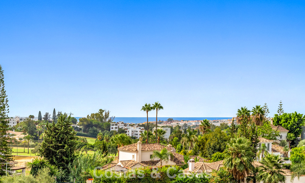 Amplia casa adosada con jardín privado en venta, rodeada de campos de golf en Nueva Andalucía, Marbella 775082