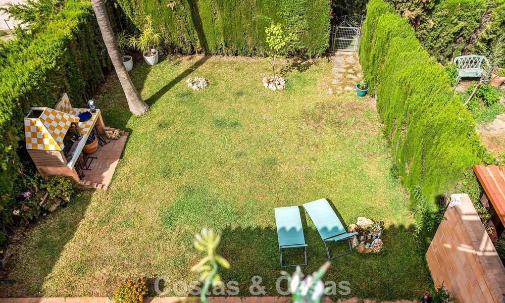 Amplia casa adosada con jardín privado en venta, rodeada de campos de golf en Nueva Andalucía, Marbella 775083