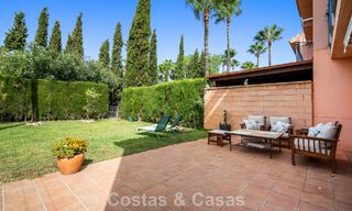Amplia casa adosada con jardín privado en venta, rodeada de campos de golf en Nueva Andalucía, Marbella 775084 