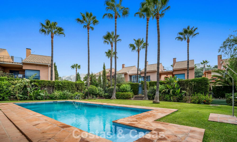 Amplia casa adosada con jardín privado en venta, rodeada de campos de golf en Nueva Andalucía, Marbella 775086
