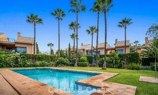 Amplia casa adosada con jardín privado en venta, rodeada de campos de golf en Nueva Andalucía, Marbella 775086 