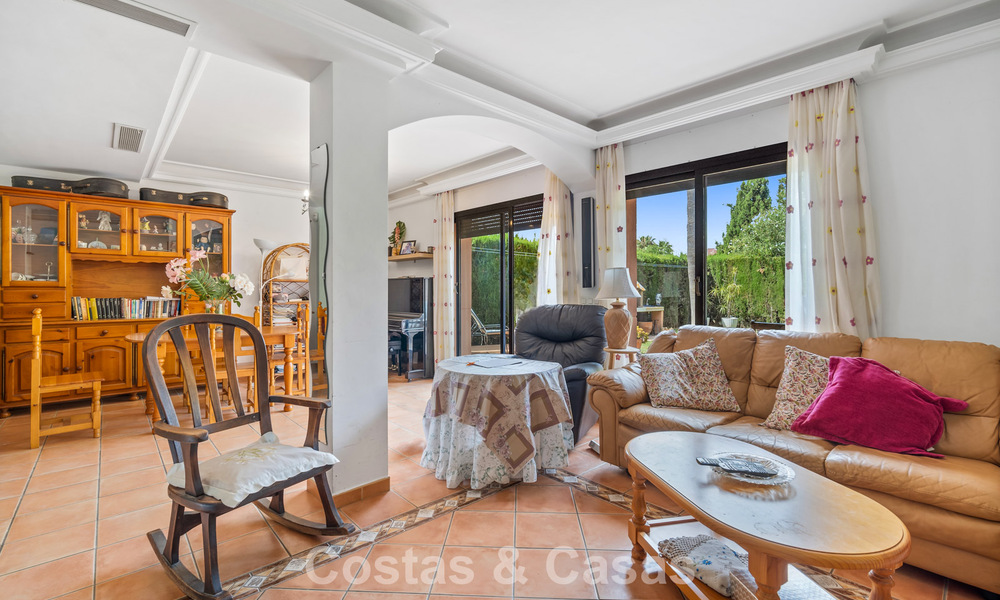 Amplia casa adosada con jardín privado en venta, rodeada de campos de golf en Nueva Andalucía, Marbella 775087