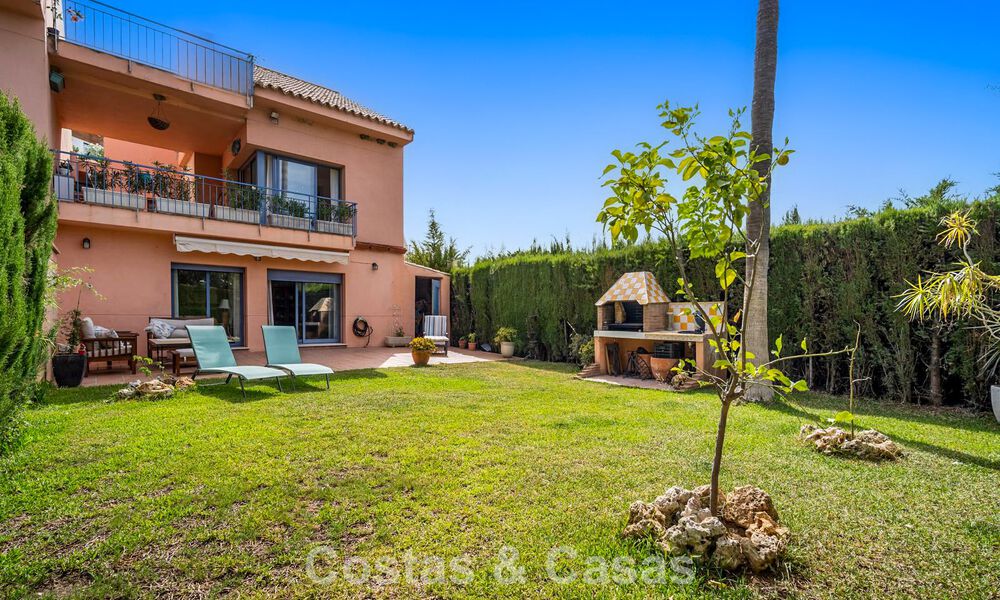 Amplia casa adosada con jardín privado en venta, rodeada de campos de golf en Nueva Andalucía, Marbella 775088