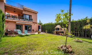 Amplia casa adosada con jardín privado en venta, rodeada de campos de golf en Nueva Andalucía, Marbella 775088 