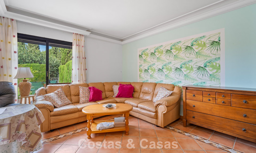 Amplia casa adosada con jardín privado en venta, rodeada de campos de golf en Nueva Andalucía, Marbella 775089