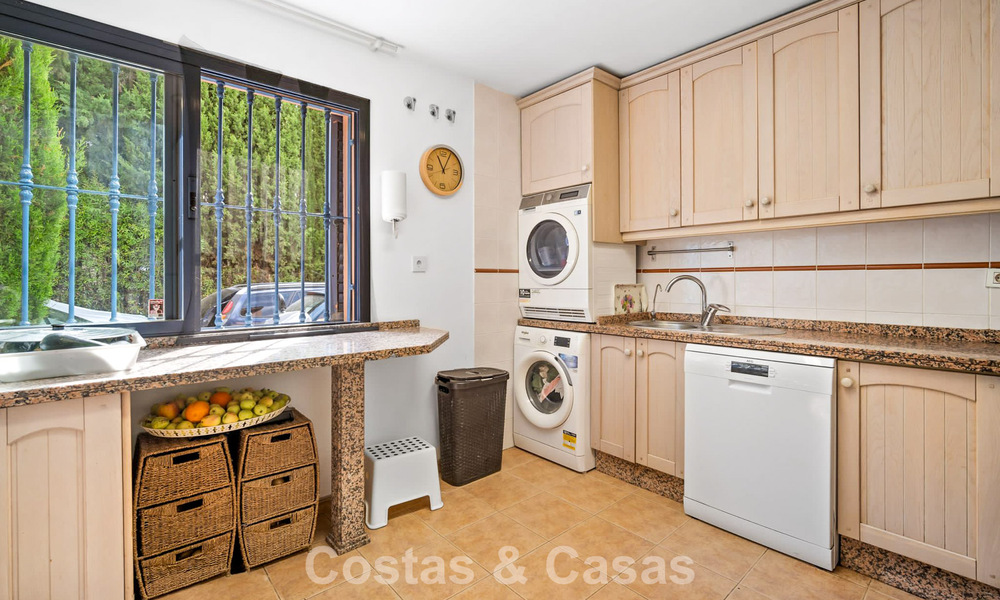 Amplia casa adosada con jardín privado en venta, rodeada de campos de golf en Nueva Andalucía, Marbella 775090