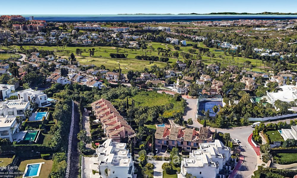 Amplia casa adosada con jardín privado en venta, rodeada de campos de golf en Nueva Andalucía, Marbella 775093