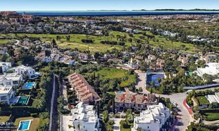 Amplia casa adosada con jardín privado en venta, rodeada de campos de golf en Nueva Andalucía, Marbella 775093 
