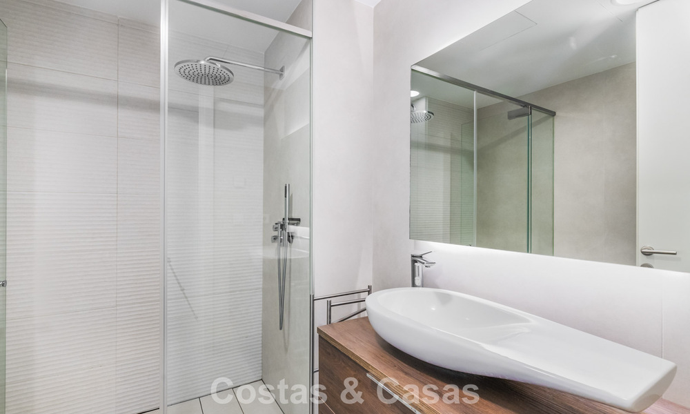 Listo para entrar a vivir, moderno apartamento en primera línea de playa en venta en Estepona, Costa del Sol 775094