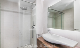 Listo para entrar a vivir, moderno apartamento en primera línea de playa en venta en Estepona, Costa del Sol 775094 