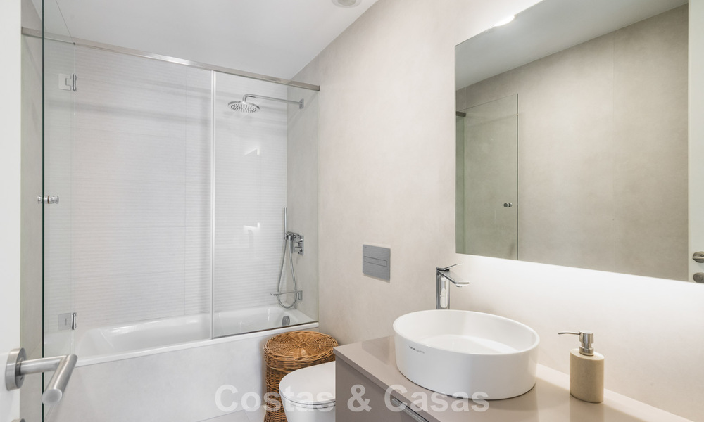 Listo para entrar a vivir, moderno apartamento en primera línea de playa en venta en Estepona, Costa del Sol 775095