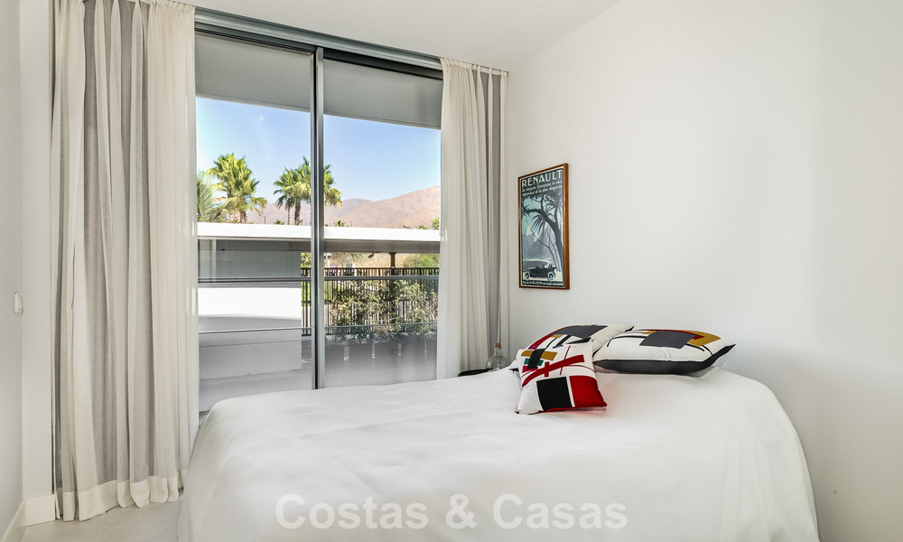 Listo para entrar a vivir, moderno apartamento en primera línea de playa en venta en Estepona, Costa del Sol 775096