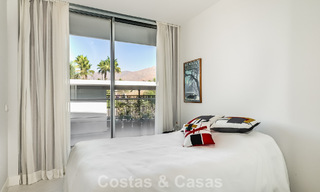 Listo para entrar a vivir, moderno apartamento en primera línea de playa en venta en Estepona, Costa del Sol 775096 