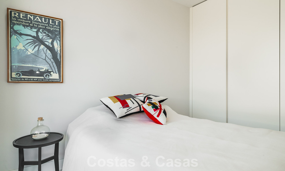 Listo para entrar a vivir, moderno apartamento en primera línea de playa en venta en Estepona, Costa del Sol 775097
