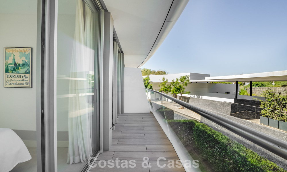Listo para entrar a vivir, moderno apartamento en primera línea de playa en venta en Estepona, Costa del Sol 775098