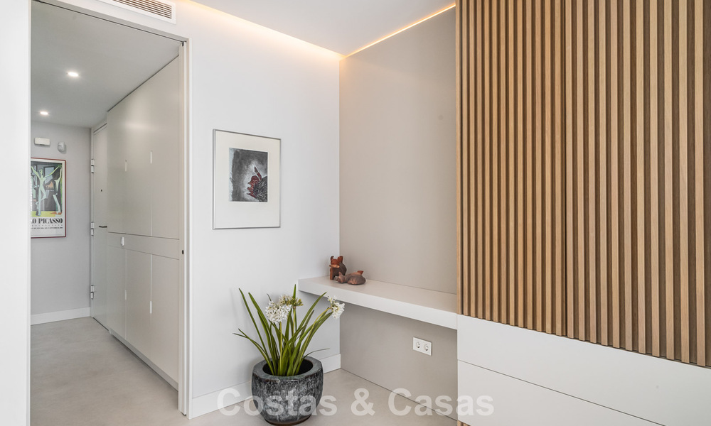 Listo para entrar a vivir, moderno apartamento en primera línea de playa en venta en Estepona, Costa del Sol 775099