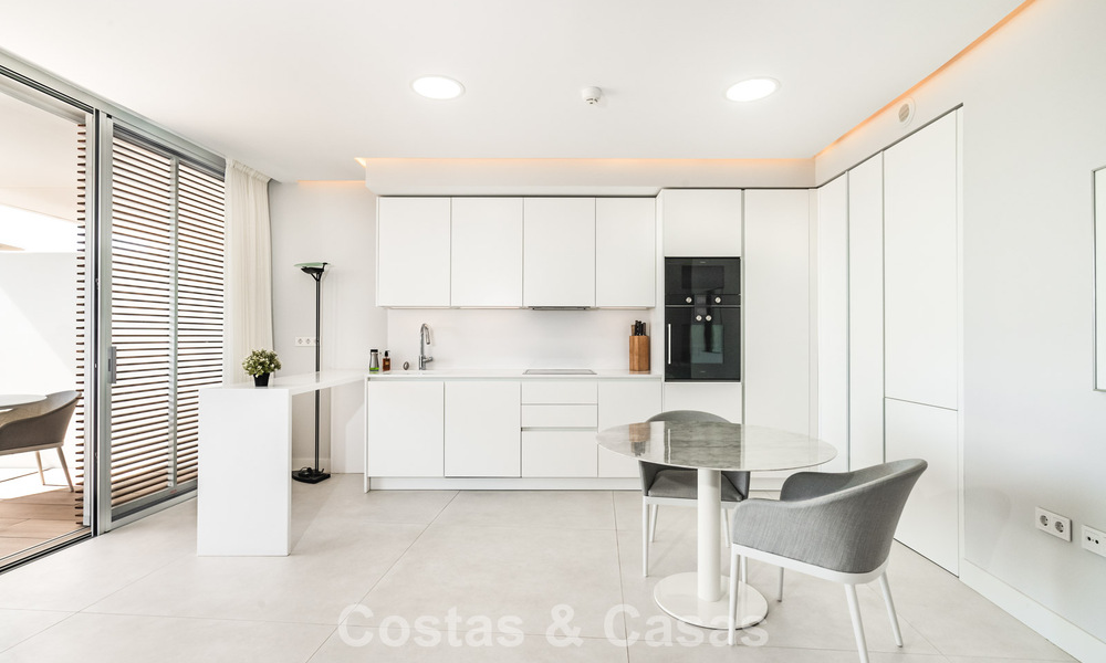 Listo para entrar a vivir, moderno apartamento en primera línea de playa en venta en Estepona, Costa del Sol 775100