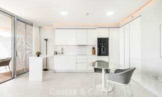 Listo para entrar a vivir, moderno apartamento en primera línea de playa en venta en Estepona, Costa del Sol 775100 