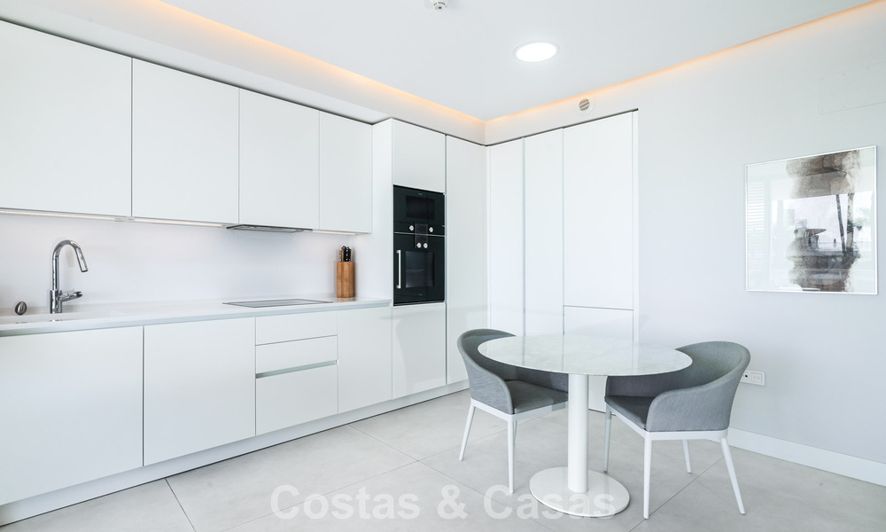 Listo para entrar a vivir, moderno apartamento en primera línea de playa en venta en Estepona, Costa del Sol 775101
