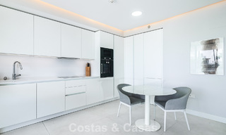 Listo para entrar a vivir, moderno apartamento en primera línea de playa en venta en Estepona, Costa del Sol 775101 