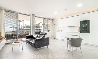 Listo para entrar a vivir, moderno apartamento en primera línea de playa en venta en Estepona, Costa del Sol 775102 
