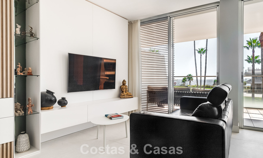 Listo para entrar a vivir, moderno apartamento en primera línea de playa en venta en Estepona, Costa del Sol 775103