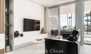Listo para entrar a vivir, moderno apartamento en primera línea de playa en venta en Estepona, Costa del Sol 775103 