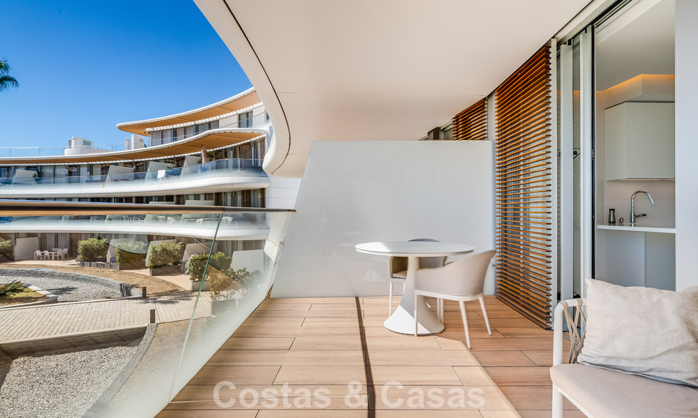 Listo para entrar a vivir, moderno apartamento en primera línea de playa en venta en Estepona, Costa del Sol 775104