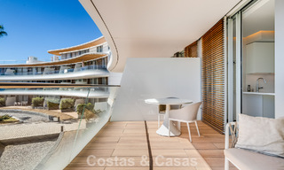 Listo para entrar a vivir, moderno apartamento en primera línea de playa en venta en Estepona, Costa del Sol 775104 