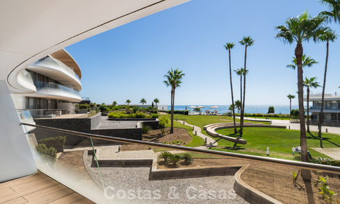 Listo para entrar a vivir, moderno apartamento en primera línea de playa en venta en Estepona, Costa del Sol 775105
