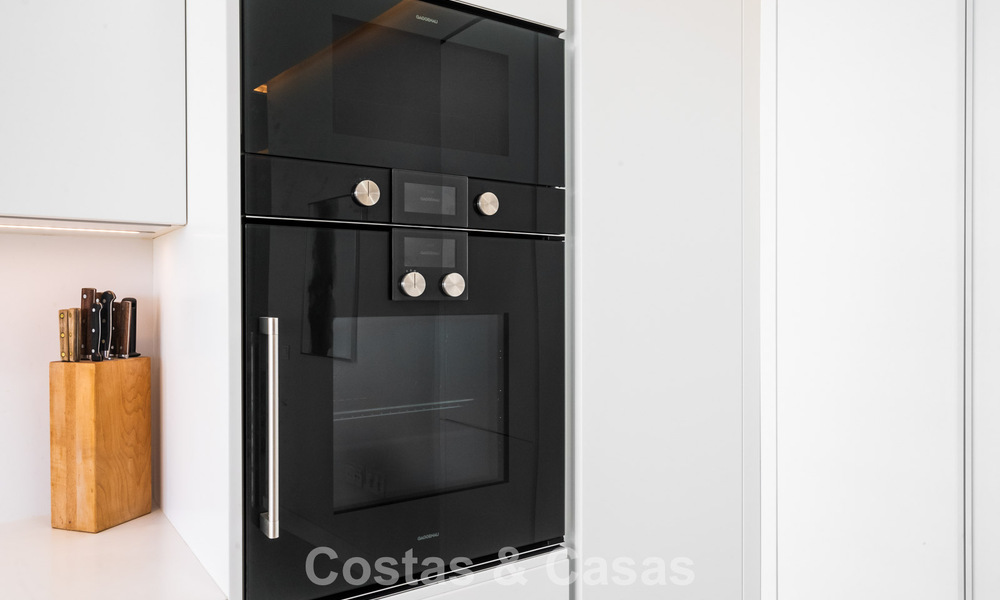 Listo para entrar a vivir, moderno apartamento en primera línea de playa en venta en Estepona, Costa del Sol 775106