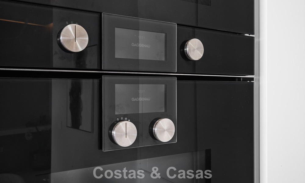 Listo para entrar a vivir, moderno apartamento en primera línea de playa en venta en Estepona, Costa del Sol 775107