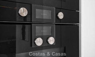 Listo para entrar a vivir, moderno apartamento en primera línea de playa en venta en Estepona, Costa del Sol 775107 