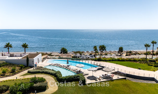 Listo para entrar a vivir, moderno apartamento en primera línea de playa en venta en Estepona, Costa del Sol 775108 