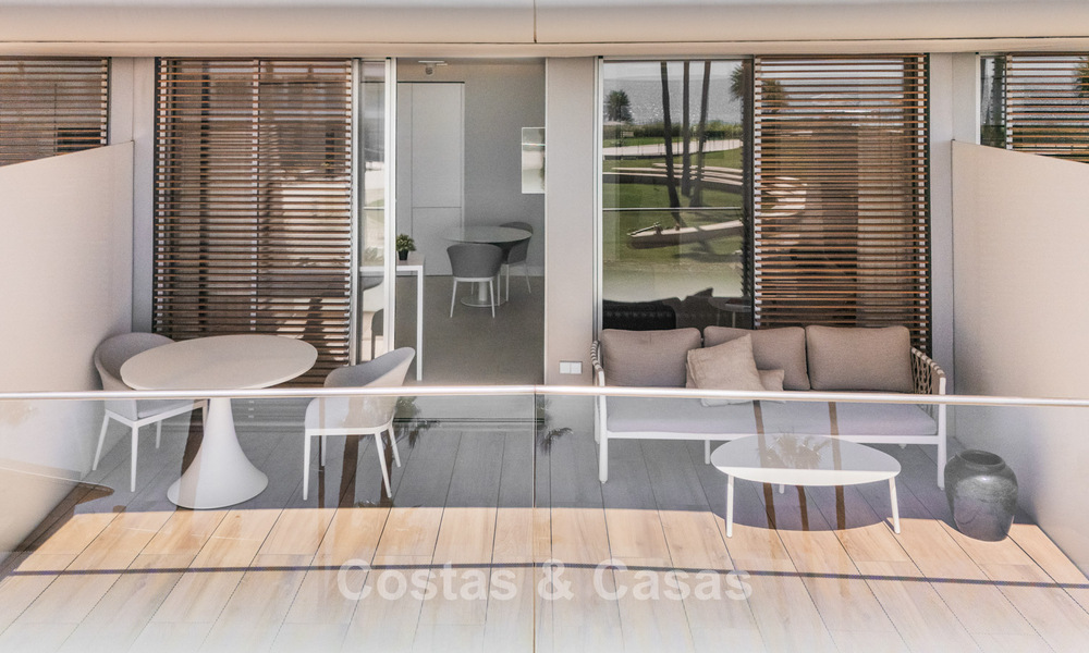 Listo para entrar a vivir, moderno apartamento en primera línea de playa en venta en Estepona, Costa del Sol 775109