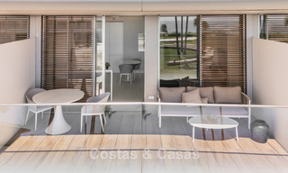 Listo para entrar a vivir, moderno apartamento en primera línea de playa en venta en Estepona, Costa del Sol 775109 