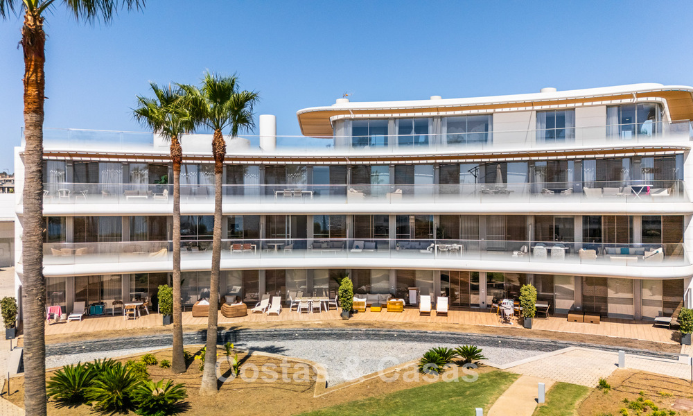 Listo para entrar a vivir, moderno apartamento en primera línea de playa en venta en Estepona, Costa del Sol 775110