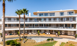 Listo para entrar a vivir, moderno apartamento en primera línea de playa en venta en Estepona, Costa del Sol 775110 