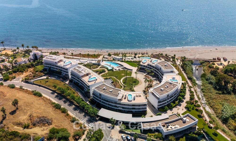 Listo para entrar a vivir, moderno apartamento en primera línea de playa en venta en Estepona, Costa del Sol 775111