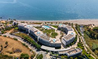 Listo para entrar a vivir, moderno apartamento en primera línea de playa en venta en Estepona, Costa del Sol 775111 