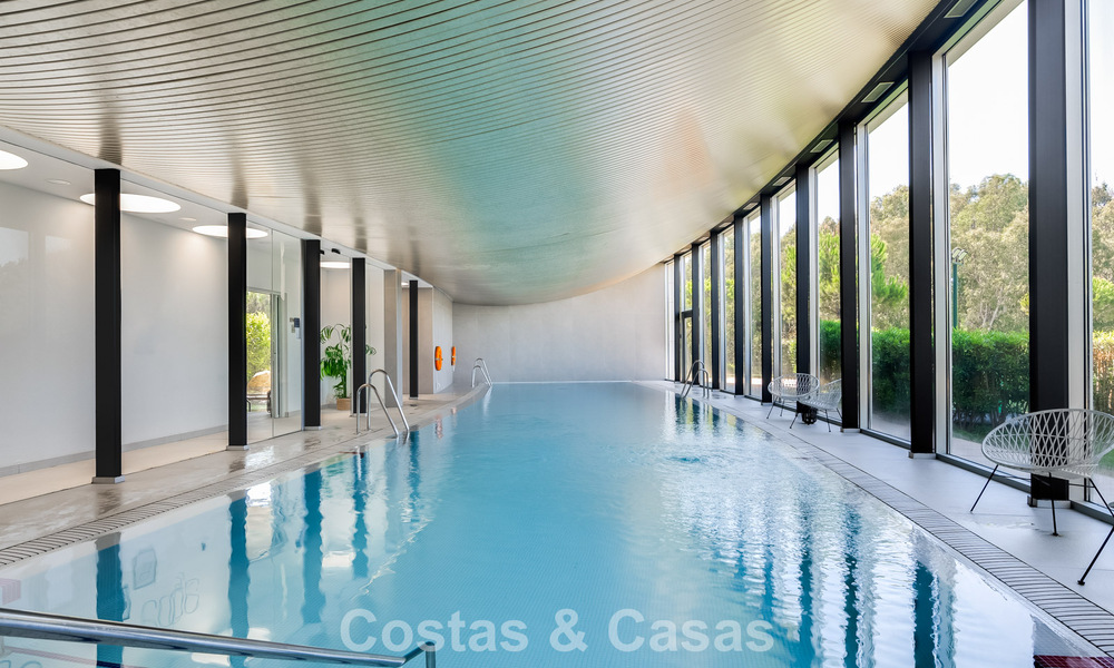 Listo para entrar a vivir, moderno apartamento en primera línea de playa en venta en Estepona, Costa del Sol 775112