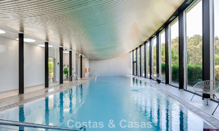 Listo para entrar a vivir, moderno apartamento en primera línea de playa en venta en Estepona, Costa del Sol 775112 