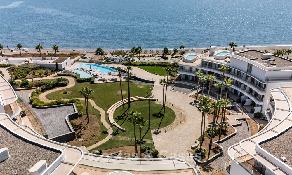 Listo para entrar a vivir, moderno apartamento en primera línea de playa en venta en Estepona, Costa del Sol 775113