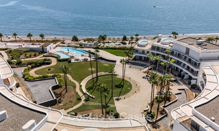 Listo para entrar a vivir, moderno apartamento en primera línea de playa en venta en Estepona, Costa del Sol 775113 